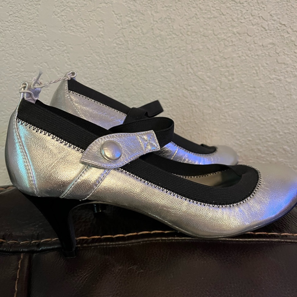 Chinese laundry silver lame and black kitten heels sz 10. NWOT.